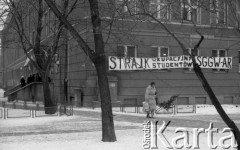 Luty 1981, Warszawa, Polska.
Szkoła Główna Gospodarstwa Wiejskiego - Akademia Rolnicza - strajk okupacyjny studentów solidaryzujących się ze studentami w Łodzi. Wejście od ulicy Rakowieckiej, na budynku zawieszony został transparent.
Fot. NN, zbiory Ośrodka KARTA/Independent Polish Agency (IPA) przekazał Józef Lebenbaum