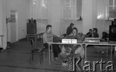Luty 1981, Warszawa, Polska.
Szkoła Główna Gospodarstwa Wiejskiego - Akademia Rolnicza - strajk okupacyjny studentów solidaryzujących się ze studentami w Łodzi. Studenci przy aparaturze nagłaśniającej, na drugim planie - młodzież grająca na gitarze.
Fot. NN, zbiory Ośrodka KARTA/Independent Polish Agency (IPA) przekazał Józef Lebenbaum