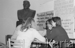 Luty 1981, Warszawa, Polska.
Szkoła Główna Gospodarstwa Wiejskiego - Akademia Rolnicza - strajk okupacyjny studentów solidaryzujących się ze studentami w Łodzi. Strajkujące studentki. Za ich plecami napis: 