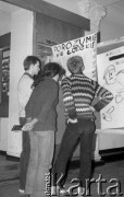 Luty 1981, Warszawa, Polska.
Szkoła Główna Gospodarstwa Wiejskiego - Akademia Rolnicza - strajk okupacyjny studentów solidaryzujących się ze studentami w Łodzi. Strajkujący studenci czytają 