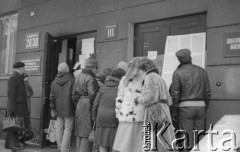 Luty 1981, Warszawa, Polska.
Szkoła Główna Gospodarstwa Wiejskiego - Akademia Rolnicza - strajk okupacyjny studentów solidaryzujących się ze studentami w Łodzi. Wejście od strony ulicy Rakowieckiej. 
Fot. NN, zbiory Ośrodka KARTA/Independent Polish Agency (IPA) przekazał Józef Lebenbaum