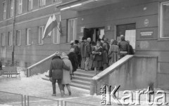 Luty 1981, Warszawa, Polska.
Szkoła Główna Gospodarstwa Wiejskiego - Akademia Rolnicza - strajk okupacyjny studentów solidaryzujących się ze studentami w Łodzi. Wejście od strony ulicy Rakowieckiej. 
Fot. NN, zbiory Ośrodka KARTA/Independent Polish Agency (IPA) przekazał Józef Lebenbaum 
