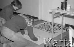 Luty 1981, Warszawa, Polska.
Szkoła Główna Gospodarstwa Wiejskiego - Akademia Rolnicza - strajk okupacyjny studentów solidaryzujących się ze studentami w Łodzi. Studentki przygotowują plakat informujący o strajku. 
Fot. NN, zbiory Ośrodka KARTA/Independent Polish Agency (IPA) przekazał Józef Lebenbaum