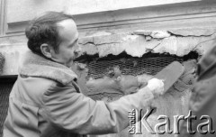 8.03.1981, Warszawa, Polska.
Obchody rocznicy Marca '68 na Uniwersytecie Warszawskim - uroczystość wmurowania w ścianę Pałacu Uruskich (Czetwertyńskich) aktu erekcyjnego pod tablicę upamiętniającą wiec studentów domagających się wolności słowa w marcu 1968.
Fot. NN, zbiory Ośrodka KARTA/Independent Polish Agency (IPA) przekazał Józef Lebenbaum 
