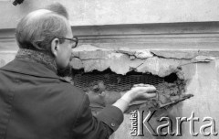8.03.1981, Warszawa, Polska.
Obchody rocznicy Marca '68 na Uniwersytecie Warszawskim - uroczystość wmurowania w ścianę Pałacu Uruskich (Czetwertyńskich) aktu erekcyjnego pod tablicę upamiętniającą wiec studentów domagających się wolności słowa w marcu 1968. Wmurowanie aktu erekcyjnego pod tablicę przez Seweryna Jaworskiego. 
Fot. NN, zbiory Ośrodka KARTA/Independent Polish Agency (IPA) przekazał Józef Lebenbaum 
