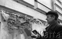 8.03.1981, Warszawa, Polska.
Obchody rocznicy Marca '68 na Uniwersytecie Warszawskim - uroczystość wmurowania w ścianę Pałacu Uruskich (Czetwertyńskich) aktu erekcyjnego pod tablicę upamiętniającą wiec studentów domagających się wolności słowa w marcu 1968.
Fot. NN, zbiory Ośrdoka KARTA/Independent Polish Agency (IPA) przekazał Józef Lebenbaum 
