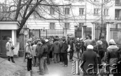 8.03.1981, Warszawa, Polska.
Obchody rocznicy Marca '68 na Uniwersytecie Warszawskim - uroczystość wmurowania w ścianę Pałacu Uruskich (Czetwertyńskich) aktu erekcyjnego pod tablicę upamiętniającą wiec studentów domagających się wolności słowa w marcu 1968. Wejście na teren uczelni od strony ulicy Oboźnej. 
Fot. Andrzej Friszke, zbiory Ośrodka KARTA/Independent Polish Agency (IPA) przekazał Józef Lebenbaum 
