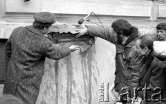 8.03.1981, Warszawa, Polska.
Obchody rocznicy Marca '68 na Uniwersytecie Warszawskim - uroczystość wmurowania w ścianę Pałacu Uruskich (Czetwertyńskich) aktu erekcyjnego pod tablicę upamiętniającą wiec studentów domagających się wolności słowa w marcu 1968. Wmurowanie przez Zbigniewa Bujaka i Macieja Gellera aktu erekcyjnego pod pamiątkową tablicę. Obok Macieja Gellera stoi Lech Sokołowski. 
Fot. NN, zbiory Ośrodka KARTA/Independent Polish Agency (IPA) przekazał Józef Lebenbaum 

