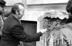 8.03.1981, Warszawa, Polska.
Obchody rocznicy Marca '68 na Uniwersytecie Warszawskim - uroczystość wmurowania w ścianę Pałacu Uruskich (Czetwertyńskich) aktu erekcyjnego pod tablicę upamiętniającą wiec studentów domagających się wolności słowa w marcu 1968.
Fot. NN, zbiory Ośrodka KARTA/Independent Polish Agency (IPA) przekazał Józef Lebenbaum 

