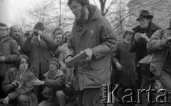 8.03.1981, Warszawa, Polska.
Obchody rocznicy Marca '68 na Uniwersytecie Warszawskim - uroczystość wmurowania w ścianę Pałacu Uruskich (Czetwertyńskich) aktu erekcyjnego pod tablicę upamiętniającą wiec studentów domagających się wolności słowa w marcu 1968. Maciej Geller z zamkniętym aktem erekcyjnym.  
Fot. NN, zbiory Ośrodka KARTA/Independent Polish Agency (IPA) przekazał Józef Lebenbaum 
