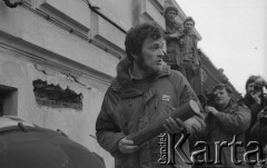 8.03.1981, Warszawa, Polska.
Obchody rocznicy Marca'68 na Uniwersytecie Warszawskim - uroczystość wmurowania w ścianę Pałacu Uruskich (Czetwertyńskich) aktu erekcyjnego pod tablicę upamiętniającą wiec studentów domagających się wolności słowa w marcu 1968. Maciej Geller z zamkniętym aktem erekcyjnym. 
Fot. NN, zbiory Ośrodka KARTA/Independent Polish Agency (IPA) przekazał Józef Lebenbaum 
