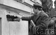 8.03.1981, Warszawa, Polska.
Obchody rocznicy Marca'68 na Uniwersytecie Warszawskim - uroczystość wmurowania w ścianę Pałacu Uruskich (Czetwertyńskich) aktu erekcyjnego pod tablicę upamiętniającą wiec studentów domagających się wolności słowa w marcu 1968. Zbigniew Bujak z zamkniętym aktem erekcyjnym. 
Fot. NN, zbiory Ośrodka KARTA/Independent Polish Agency (IPA) przekazał Józef Lebenbaum 
