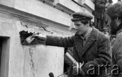 8.03.1981, Warszawa, Polska.
Obchody rocznicy Marca'68 na Uniwersytecie Warszawskim - uroczystość wmurowania w ścianę Pałacu Uruskich (Czetwertyńskich) aktu erekcyjnego pod tablicę upamiętniającą wiec studentów domagających się wolności słowa w marcu 1968. Zbigniew Bujak wmurowuje zamknięty akt erekcyjny pod tablicę. Obok stoi Maciej Geller. 
Fot. NN, zbiory Ośrodka KARTA/Independent Polish Agency (IPA) przekazał Józef Lebenbaum 

