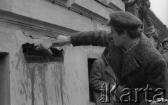 8.03.1981, Warszawa, Polska.
Obchody rocznicy Marca'68 na Uniwersytecie Warszawskim - uroczystość wmurowania w ścianę Pałacu Uruskich (Czetwertyńskich) aktu erekcyjnego pod tablicę upamiętniającą wiec studentów domagających się wolności słowa w marcu 1968. Zbigniew Bujak wmurowuje zamknięty akt erekcyjny pod tablicę. 
Fot. NN, zbiory Ośrodka KARTA/Independent Polish Agency (IPA) przekazał Józef Lebenbaum 
