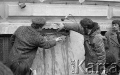 8.03.1981, Warszawa, Polska.
Obchody rocznicy Marca'68 na Uniwersytecie Warszawskim - uroczystość wmurowania w ścianę Pałacu Uruskich (Czetwertyńskich) aktu erekcyjnego pod tablicę upamiętniającą wiec studentów domagających się wolności słowa w marcu 1968. Zbigniew Bujak i Maciej Geller wmurowują zamknięty akt erekcyjny pod tablicę. 
Fot. NN, zbiory Ośrodka KARTA/Independent Polish Agency (IPA) przekazał Józef Lebenbaum 
