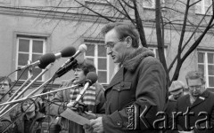 8.03.1981, Warszawa, Polska.
Obchody rocznicy Marca'68 na Uniwersytecie Warszawskim - uroczystość wmurowania w ścianę Pałacu Uruskich (Czetwertyńskich) aktu erekcyjnego pod tablicę upamiętniającą wiec studentów domagających się wolności słowa w marcu 1968. Przemówienie rektora Uniwersytetu Warszawskiego - profesora Henryka Samsonowicza. 
Fot. NN, zbiory Ośrodka KARTA/Independent Polish Agency (IPA) przekazał Józef Lebenbaum 
