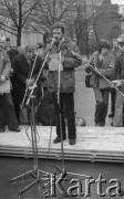 8.03.1981, Warszawa, Polska.
Obchody rocznicy Marca'68 na Uniwersytecie Warszawskim - uroczystość wmurowania w ścianę Pałacu Uruskich (Czetwertyńskich) aktu erekcyjnego pod tablicę upamiętniającą wiec studentów domagających się wolności słowa w marcu 1968. Przemówienie Zbigniewa Rykowskiego, przewodniczącego Zarządu Samorządu Studentów UW. W głębi, po lewej stronie stoi profesor Jerzy Mycielski i Jerzy Wocial. W tle widoczny jest fragment Bramy Gównej Uniwersytetu. 
Fot. NN, zbiory Ośrodka KARTA/Independent Polish Agency (IPA) przekazał Józef Lebenbaum 
