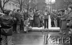 8.03.1981, Warszawa, Polska.
Obchody rocznicy Marca'68 na Uniwersytecie Warszawskim - uroczystość wmurowania w ścianę Pałacu Uruskich (Czetwertyńskich) aktu erekcyjnego pod tablicę upamiętniającą wiec studentów domagających się wolności słowa w marcu 1968. Przemówinie Zbigniewa Rykowskiego, przewodniczącego Zarządu Samorządu Studentów UW. Na podeście, po lewej stronie stoi Maciej Geller, po prawej stronie mówcy stoi Janusz Onyszkiewicz (w kapeluszu). W tle - Brama Główna Uniwersytetu.  
Fot. NN, zbiory Ośrodka KARTA/Independent Polish Agency (IPA) przekazał Józef Lebenbaum 
