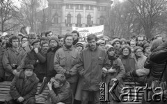 8.03.1981, Warszawa, Polska.
Obchody rocznicy Marca'68 na Uniwersytecie Warszawskim - uroczystość wmurowania w ścianę Pałacu Uruskich (Czetwertyńskich) aktu erekcyjnego pod tablicę upamiętniającą wiec studentów domagających się wolności słowa w marcu 1968. W tle widoczny jest gmach Biblioteki Uniwersytetu Warszawskiego oraz transparent z napisem: 
