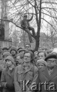 8.03.1981, Warszawa, Polska.
Obchody rocznicy Marca'68 na Uniwersytecie Warszawskim - uroczystość wmurowania w ścianę Pałacu Uruskich (Czetwertyńskich) aktu erekcyjnego pod tablicę upamiętniającą wiec studentów domagających się wolności słowa w marcu 1968. Na prawo stoi profesor Tadeusz Jaroszewski (?). W tle widoczny jest gmach Wydziału Prawa. 
Fot. NN, zbiory Ośrodka KARTA/Independent Polish Agency (IPA) przekazał Józef Lebenbaum 
