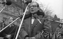 8.03.1981, Warszawa, Polska.
Obchody rocznicy Marca'68 na Uniwersytecie Warszawskim - uroczystość wmurowania w ścianę Pałacu Uruskich (Czetwertyńskich) aktu erekcyjnego pod tablicę upamiętniającą wiec studentów domagających się wolności słowa w marcu 1968. Przemówienie Lecha Sokołowskiego. Po lewej stronie stoi profesor Jerzy Mycielski. 
Fot. NN, zbiory Ośrodka KARTA/Independent Polish Agency (IPA) przekazał Józef Lebenbaum 
