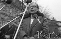 8.03.1981, Warszawa, Polska.
Obchody rocznicy Marca'68 na Uniwersytecie Warszawskim - uroczystość wmurowania w ścianę Pałacu Uruskich (Czetwertyńskich) aktu erekcyjnego pod tablicę upamiętniającą wiec studentów domagających się wolności słowa w marcu 1968. Przemówienie Lecha Sokołowskiego. Po lewej stronie stoi profesor Jerzy Mycielski. 
Fot. NN, zbiory Ośrodka KARTA/Independent Polish Agency (IPA) przekazał Józef Lebenbaum 
