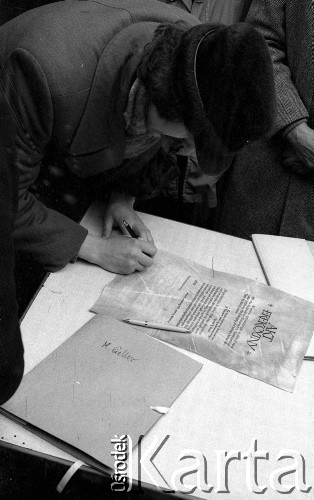 8.03.1981, Warszawa, Polska.
Obchody rocznicy Marca'68 na Uniwersytecie Warszawskim - uroczystość wmurowania w ścianę Pałacu Uruskich (Czetwertyńskich) aktu erekcyjnego pod tablicę upamiętniającą wiec studentów domagających się wolności słowa w marcu 1968. Podpisanie Aktu Erekcyjnego.
Fot. NN, zbiory Ośrodka KARTA/Independent Polish Agency (IPA) przekazał Józef Lebenbaum 
