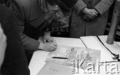 8.03.1981, Warszawa, Polska.
Obchody rocznicy Marca'68 na Uniwersytecie Warszawskim - uroczystość wmurowania w ścianę Pałacu Uruskich (Czetwertyńskich) aktu erekcyjnego pod tablicę upamiętniającą wiec studentów domagających się wolności słowa w marcu 1968. Podpisanie Aktu Erekcyjnego.
Fot. NN, zbiory Ośrdoka KARTA/Independent Polish Agency (IPA) przekazał Józef Lebenbaum 
