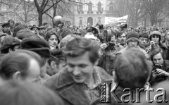 8.03.1981, Warszawa, Polska.
Obchody rocznicy Marca'68 na Uniwersytecie Warszawskim - uroczystość wmurowania w ścianę Pałacu Uruskich (Czetwertyńskich) aktu erekcyjnego pod tablicę upamiętniającą wiec studentów domagających się wolności słowa w marcu 1968. Na pierwszym planie, w środku - Zbigniew Bujak. Na transparencie widnieje napis: 