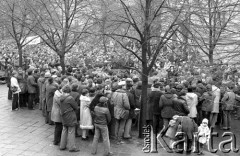 8.03.1981, Warszawa, Polska.
Obchody rocznicy Marca'68 na Uniwersytecie Warszawskim - uroczystość wmurowania w ścianę Pałacu Uruskich (Czetwertyńskich) aktu erekcyjnego pod tablicę upamiętniającą wiec studentów domagających się wolności słowa w marcu 1968. Zgromadzeni stoją na dziedzińcu. 
Fot. NN, zbiory Ośrodka KARTA/Independent Polish Agency (IPA) przekazał Józef Lebenbaum 
