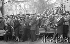 8.03.1981, Warszawa, Polska.
Obchody rocznicy Marca'68 na Uniwersytecie Warszawskim - uroczystość wmurowania w ścianę Pałacu Uruskich (Czetwertyńskich) aktu erekcyjnego pod tablicę upamiętniającą wiec studentów domagających się wolności słowa w marcu 1968. W tle budynek Biblioteki Uniwersytetu Warszawskiego. 
Fot. NN, zbiory Ośrodka KARTA/Independent Polish Agency (IPA) przekazał Józef Lebenbaum 
