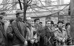 8.03.1981, Warszawa, Polska.
Obchody rocznicy Marca'68 na Uniwersytecie Warszawskim - uroczystość wmurowania w ścianę Pałacu Uruskich (Czetwertyńskich) aktu erekcyjnego pod tablicę upamiętniającą wiec studentów domagających się wolności słowa w marcu 1968. Od lewej stoją: Lech Sokołowski, Janusz Onyszkiewicz, Janusz Grzelak, Stanisław Krukowski, Zbigniew Bujak, profesor Henryk Samsonowicz, Andrzej Jordan. 
Fot. NN, zbiory Ośrodka KARTA/Independent Polish Agency (IPA) przekazał Józef Lebenbaum 
