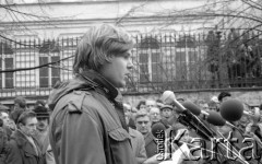 8.03.1981, Warszawa, Polska.
Obchody rocznicy Marca'68 na Uniwersytecie Warszawskim - uroczystość wmurowania w ścianę Pałacu Uruskich (Czetwertyńskich) aktu erekcyjnego pod tablicę upamiętniającą wiec studentów domagających się wolności słowa w marcu 1968. Za przemawiającym, na wprost stoi profesor Włodzimierz Kołos, za nim po prawej stoi profesor Klemens Szaniawski, na lewo od przemawiającego stoi profesor Henryk Samsonowicz. 
Fot. NN, zbiory Ośrodka KARTA/Independent Polish Agency (IPA) przekazał Józef Lebenbaum 
