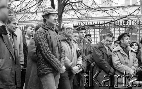 8.03.1981, Warszawa, Polska.
Obchody rocznicy Marca'68 na Uniwersytecie Warszawskim - uroczystość wmurowania w ścianę Pałacu Uruskich (Czetwertyńskich) aktu erekcyjnego pod tablicę upamiętniającą wiec studentów domagających się wolności słowa w marcu 1968. Od lewej stoją: Lech Sokołowski, Janusz Onyszkiewicz, Janusz Grzelak, Stanisław Krukowski, Zbigniew Bujak, profesor Henryk Samsonowicz, Andrzej Jordan. 
Fot. NN, zbiory Ośrodka KARTA/Independent Polish Agency (IPA) przekazał Józef Lebenbaum 
