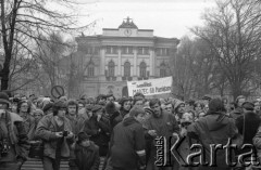 8.03.1981, Warszawa, Polska.
Obchody rocznicy Marca'68 na Uniwersytecie Warszawskim - uroczystość wmurowania w ścianę Pałacu Uruskich (Czetwertyńskich) aktu erekcyjnego pod tablicę upamiętniającą wiec studentów domagających się wolności słowa w marcu 1968. W tle widoczny jest gmach Biblioteki Uniwersytetu Warszawskiego. Na transparencie widnieje napis: 
