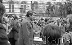 8.03.1981, Warszawa, Polska.
Obchody rocznicy Marca'68 na Uniwersytecie Warszawskim - uroczystość wmurowania w ścianę Pałacu Uruskich (Czetwertyńskich) aktu erekcyjnego pod tablicę upamiętniającą wiec studentów domagających się wolności słowa w marcu 1968. Za przemawiającym stoją: profesor Henryk Samsonowicz, Zbigniew Bujak, Janusz Grzelak. Na pierwszym planie, pierwszy po lewej stronie (tyłem) stoi Zbigniew Rykowski, przewodniczący Zarządu Samorządu Studentów Uniwersytetu Warszawskiego. 
Fot. NN, zbiory Ośrodka KARTA/Independent Polish Agency (IPA) przekazał Józef Lebenbaum 
