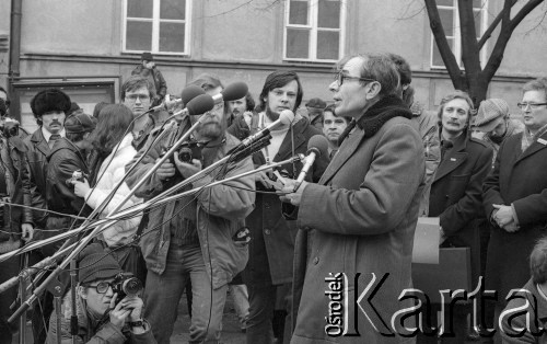 8.03.1981, Warszawa, Polska.
Obchody rocznicy Marca'68 na Uniwersytecie Warszawskim - uroczystość wmurowania w ścianę Pałacu Uruskich (Czetwertyńskich) aktu erekcyjnego pod tablicę upamiętniającą wiec studentów domagających się wolności słowa w marcu 1968. Przemówienie Lecha Sokołowskiego. Pierwszy po prawej, stoi profesor Jerzy Mycielski (w okularach). 
Fot. NN, zbiory Ośrodka KARTA/Independent Polish Agency (IPA) przekazał Józef Lebenbaum 
