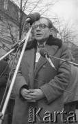 8.03.1981, Warszawa, Polska.
Obchody rocznicy Marca'68 na Uniwersytecie Warszawskim - uroczystość wmurowania w ścianę Pałacu Uruskich (Czetwertyńskich) aktu erekcyjnego pod tablicę upamiętniającą wiec studentów domagających się wolności słowa w marcu 1968. Przemówienie Lecha Sokołowskiego. 
Fot. NN, zbiory Ośrodka KARTA/Independent Polish Agency (IPA) przekazał Józef Lebenbaum 
