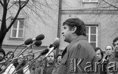 8.03.1981, Warszawa, Polska.
Obchody rocznicy Marca'68 na Uniwersytecie Warszawskim - uroczystość wmurowania w ścianę Pałacu Uruskich (Czetwertyńskich) aktu erekcyjnego pod tablicę upamiętniającą wiec studentów domagających się wolności słowa w marcu 1968. 
Fot. NN, zbiory Ośrdoka KARTA/Independent Polish Agency (IPA) przekazał Józef Lebenbaum 
