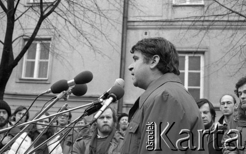 8.03.1981, Warszawa, Polska.
Obchody rocznicy Marca'68 na Uniwersytecie Warszawskim - uroczystość wmurowania w ścianę Pałacu Uruskich (Czetwertyńskich) aktu erekcyjnego pod tablicę upamiętniającą wiec studentów domagających się wolności słowa w marcu 1968. 
Fot. NN, zbiory Ośrdoka KARTA/Independent Polish Agency (IPA) przekazał Józef Lebenbaum 

