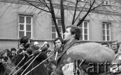 8.03.1981, Warszawa, Polska.
Obchody rocznicy Marca'68 na Uniwersytecie Warszawskim - uroczystość wmurowania w ścianę Pałacu Uruskich (Czetwertyńskich) aktu erekcyjnego pod tablicę upamiętniającą wiec studentów domagających się wolności słowa w marcu 1968. Przemówienie Zbigniewa Bujaka. Z tyłu stoi Maciej Geller. 
Fot. NN, zbiory Ośrodka KARTA/Independent Polish Agency (IPA) przekazał Józef Lebenbaum 
