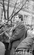 8.03.1981, Warszawa, Polska.
Obchody rocznicy Marca'68 na Uniwersytecie Warszawskim - uroczystość wmurowania w ścianę Pałacu Uruskich (Czetwertyńskich) aktu erekcyjnego pod tablicę upamiętniającą wiec studentów domagających się wolności słowa w marcu 1968. Przemówienie Zbigniewa Bujaka. Z tyłu stoi Maciej Geller. 
Fot. NN, zbiory Ośrodka KARTA/Independent Polish Agency (IPA) przekazał Józef Lebenbaum 
