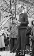 8.03.1981, Warszawa, Polska.
Obchody rocznicy Marca'68 na Uniwersytecie Warszawskim - uroczystość wmurowania w ścianę Pałacu Uruskich (Czetwertyńskich) aktu erekcyjnego pod tablicę upamiętniającą wiec studentów domagających się wolności słowa w marcu 1968. Przemówienie Jerzego Wociala.  Z tyłu stoi Maciej Geller. 
Fot. NN, zbiory Ośrodka KARTA/Independent Polish Agency (IPA) przekazał Józef Lebenbaum 
