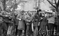 8.03.1981, Warszawa, Polska.
Obchody rocznicy Marca'68 na Uniwersytecie Warszawskim - uroczystość wmurowania w ścianę Pałacu Uruskich (Czetwertyńskich) aktu erekcyjnego pod tablicę upamiętniającą wiec studentów domagających się wolności słowa w marcu 1968. Po lewej, fotografuje Andrzej Niedek, na prawo (głębiej) w okularach - Stanisław Bajtlik. 
Fot. NN, zbiory Ośrodka KARTA/Independent Polish Agency (IPA) przekazał Józef Lebenbaum 
