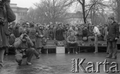 8.03.1981, Warszawa, Polska.
Obchody rocznicy Marca'68 na Uniwersytecie Warszawskim - uroczystość wmurowania w ścianę Pałacu Uruskich (Czetwertyńskich) aktu erekcyjnego pod tablicę upamiętniającą wiec studentów domagających się wolności słowa w marcu 1968.
Fot. NN, zbiory Ośrodka KARTA/Independent Polish Agency (IPA) przekazał Józef Lebenbaum 
