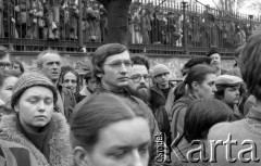 8.03.1981, Warszawa, Polska.
Obchody rocznicy Marca'68 na Uniwersytecie Warszawskim - uroczystość wmurowania w ścianę Pałacu Uruskich (Czetwertyńskich) aktu erekcyjnego pod tablicę upamiętniającą wiec studentów domagających się wolności słowa w marcu 1968. Na pierwszym planie: Mirosław Odorowski, na prawo z brodą - Konstanty Gebert. Na lewo, w głębi stoi Anna Tymowska. 
Fot. NN, zbiory Ośrodka KARTA/Independent Polish Agency (IPA) przekazał Józef Lebenbaum 
