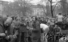 8.03.1981, Warszawa, Polska.
Obchody rocznicy Marca'68 na Uniwersytecie Warszawskim - uroczystość wmurowania w ścianę Pałacu Uruskich (Czetwertyńskich) aktu erekcyjnego pod tablicę upamiętniającą wiec studentów domagających się wolności słowa w marcu 1968. Pierwszy po lewej stoi Jacek Awakumski. 
Fot. NN, zbiory Ośrodka KARTA/Independent Polish Agency (IPA) przekazał Józef Lebenbaum 

