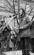 8.03.1981, Warszawa, Polska.
Obchody rocznicy Marca'68 na Uniwersytecie Warszawskim - uroczystość wmurowania w ścianę Pałacu Uruskich (Czetwertyńskich) aktu erekcyjnego pod tablicę upamiętniającą wiec studentów domagających się wolności słowa w marcu 1968. Przemówienie Macieja Gellera.
Fot. NN, zbiory Ośrodka KARTA/Independent Polish Agency (IPA) przekazał Józef Lebenbaum 

