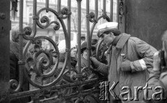 8.03.1981, Warszawa, Polska.
Obchody rocznicy Marca'68 na Uniwersytecie Warszawskim - uroczystość wmurowania w ścianę Pałacu Uruskich (Czetwertyńskich) aktu erekcyjnego pod tablicę upamiętniającą wiec studentów domagających się wolności słowa w marcu 1968. Brama Główna Uniwersytetu Warszawskiego. 
Fot. NN, zbiory Ośrodka KARTA/Independent Polish Agency (IPA) przekazał Józef Lebenbaum 
