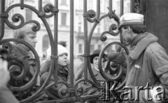 8.03.1981, Warszawa, Polska.
Obchody rocznicy Marca'68 na Uniwersytecie Warszawskim - uroczystość wmurowania w ścianę Pałacu Uruskich (Czetwertyńskich) aktu erekcyjnego pod tablicę upamiętniającą wiec studentów domagających się wolności słowa w marcu 1968. Brama Główna Uniwersytetu Warszawskiego. 
Fot. NN, zbiory Ośrodka KARTA/Independent Polish Agency (IPA) przekazał Józef Lebenbaum 
